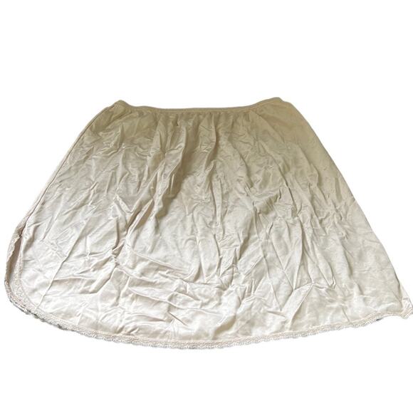 Gilligan & O'Malley Other - Gilligan & O’malley Nude 18” Elastic Waist Slip